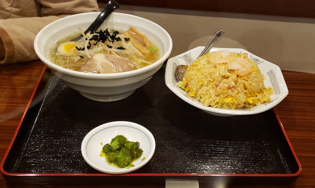 塩ラーメンとエビ炒飯